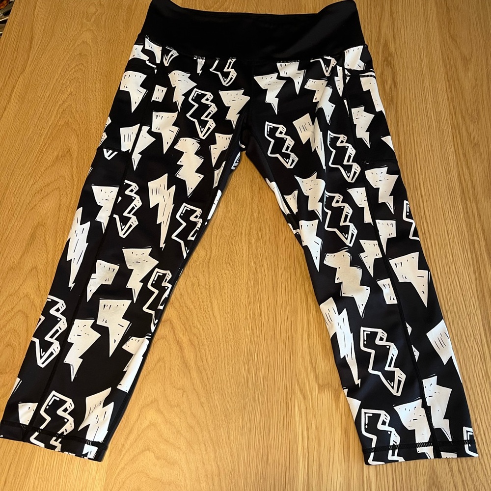 Constantly Varied Gear Leggings Capris CVG Lightning Bolts Black/ White Large